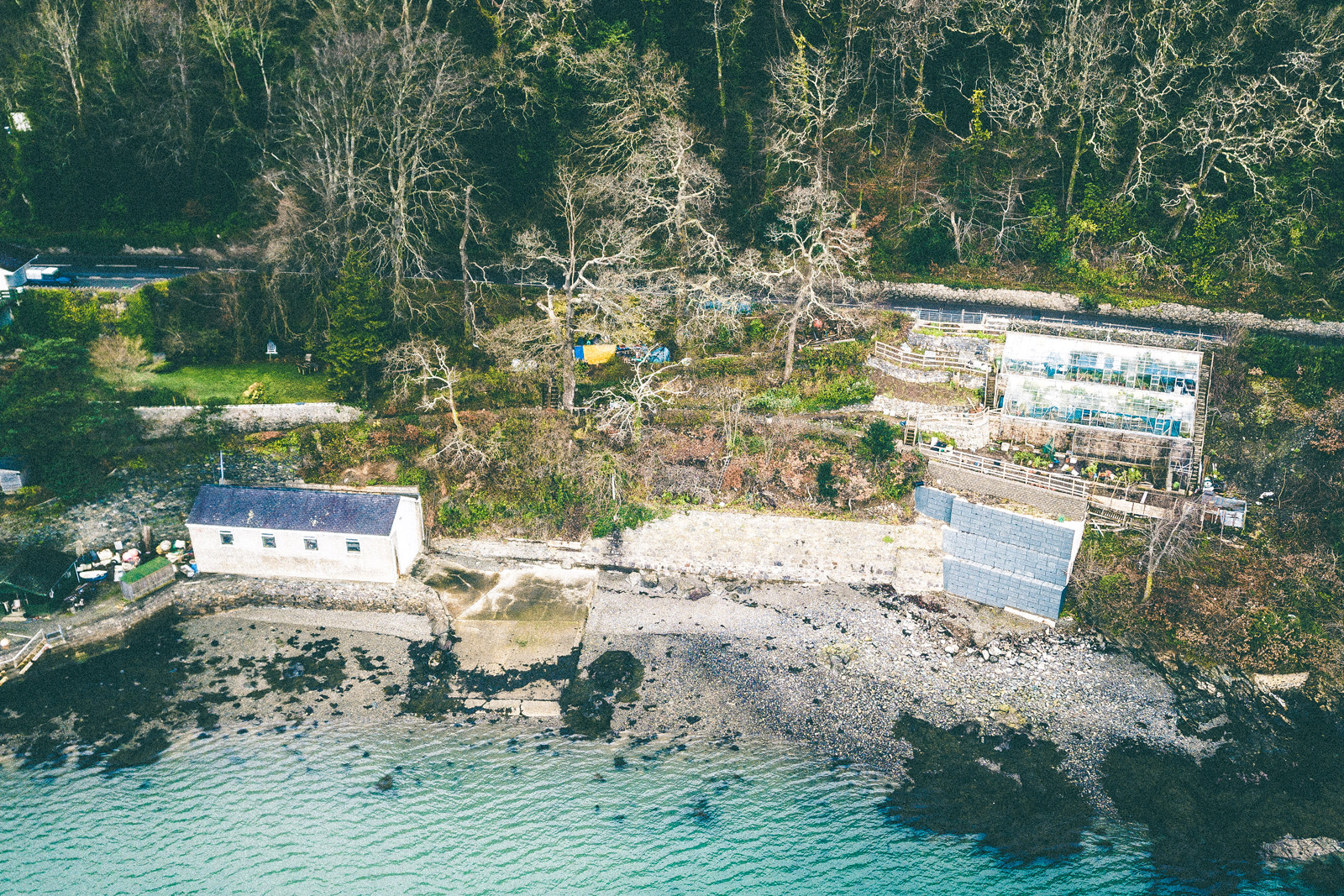 A drone photo of a house near Beaumaris on the side of the road illustrating a complex temporary works design.
